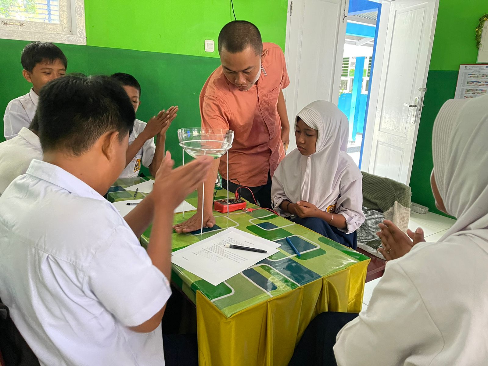 Inovasi Ramah Lingkungan: Dosen Fisika Kembangkan Pembangkit Listrik Tenaga Matahari di SMP Negeri 19 Palu