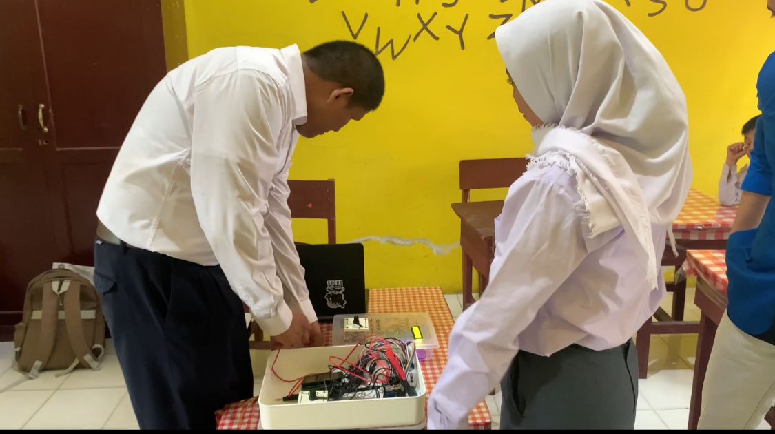 Mahasiswa Pendidikan Fisika FKIP Universitas Tadulako Uji Coba Alat Inovatif di SLB ABCD Muhammadiyah Kota Palu