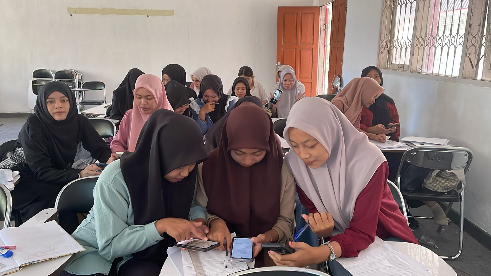 Mahasiswa Fisika Dasar II FKIP Universitas Tadulako Latih Berpikir Kritis dengan Diskusi Jawaban ChatGPT