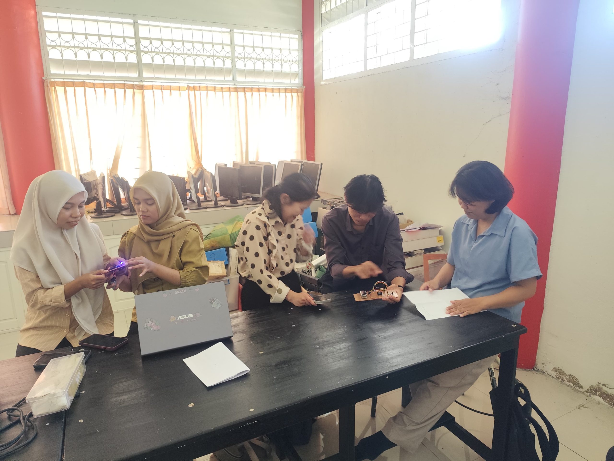 Mahasiswa Elektronika 2 Kelas C Berhasil Rancang dan Uji Rangkaian Gerbang Logika, Latih Keterampilan Digital Sejak Dini