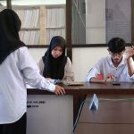 Mahasiswa Pendidikan Fisika FKIP Universitas Tadulako Praktik Langsung Pembelajaran Mikro dengan Tema Hukum Archimedes