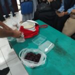 Mahasiswa Pendidikan Fisika FKIP UNTAD Eksplorasi Dunia Biologi dengan Praktikum Pembuatan Tape Ketan dan Ubi Bersama Dr. Zeh Saenal