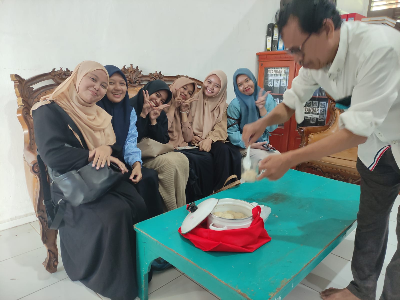 Mahasiswa Pendidikan Fisika FKIP UNTAD Eksplorasi Dunia Biologi dengan Praktikum Pembuatan Tape Ketan dan Ubi Bersama Dr. Zeh Saenal 